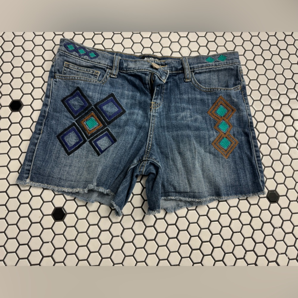 Allen B by Allen Schwartz embroidered art to wear denim shorts size 8